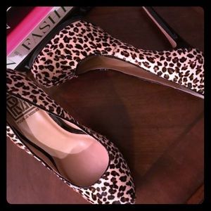 Pour La Victoire IRINA leopard horse hair pumps